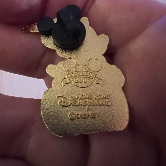 DISNEY Hong Kong Mickey Mouse as Robin Hood Rides A Cork Gold Tone Pin 2008 - Picture 3 of 8